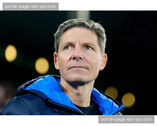 特写：争议判罚后，水晶宫主帅格拉斯纳在场边与第四官员激烈交流