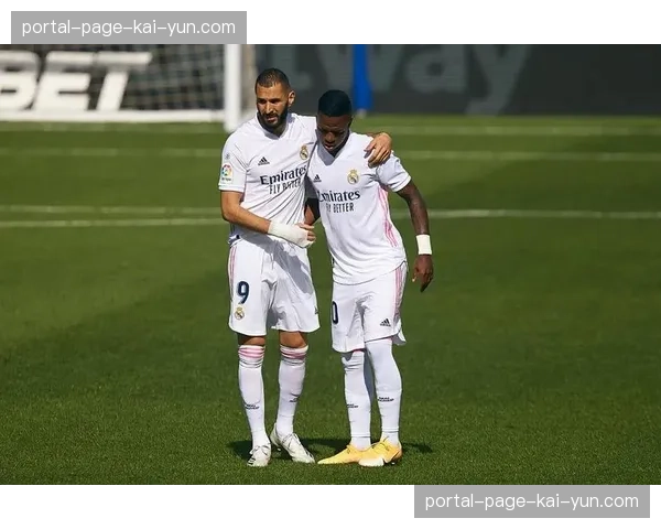 特写：维尼修斯进球后展示“反对种族主义”T恤，获全场掌声